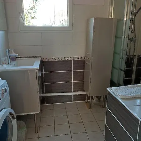 Calme Et Ensoleille Dans Maison De *