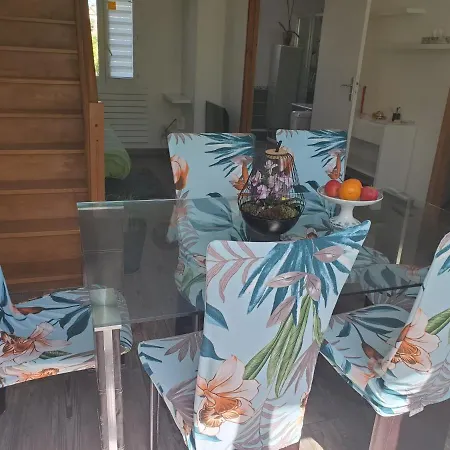 Calme Et Ensoleille Dans Maison De *